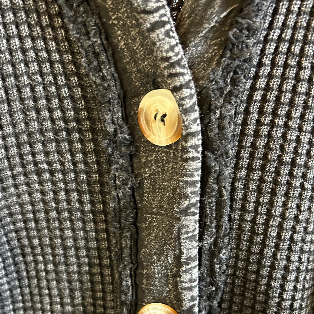Elegant Black Textured Button-Down Shirt - Picture 3 of 7